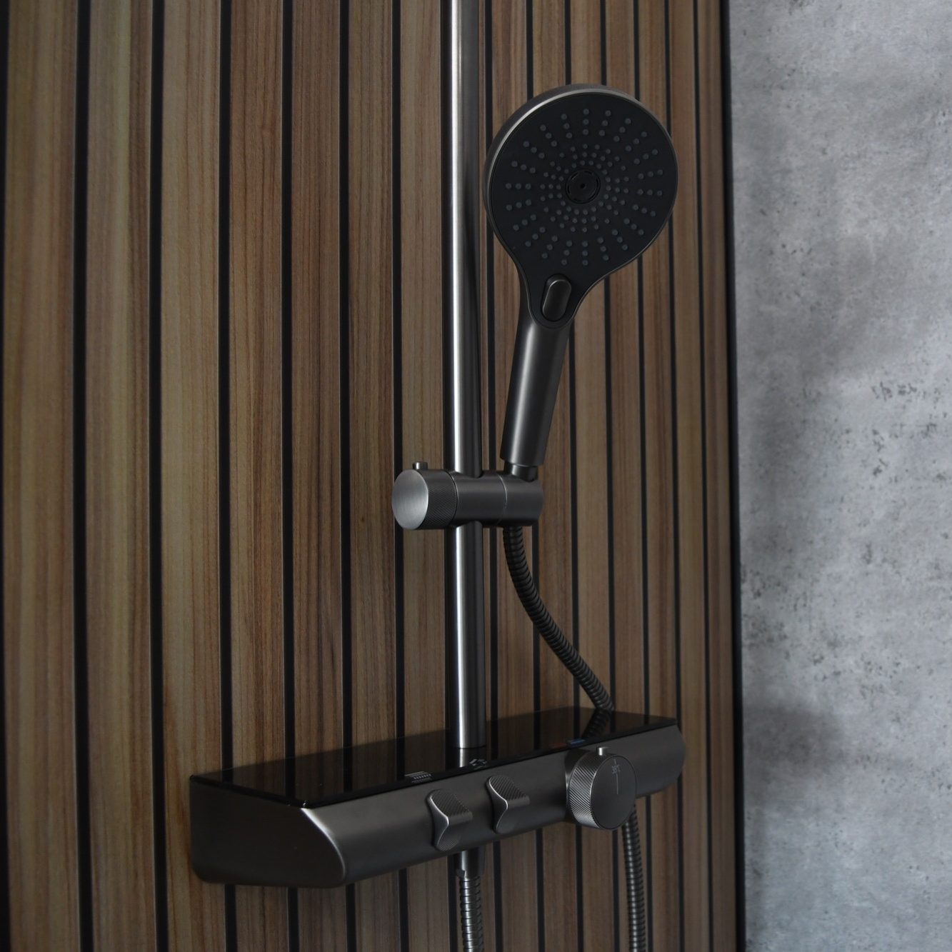 Moderne Duscharmatur mit Handbrause und integrierter Ablage - qulität und Design für Ihr Badezimmer von Duschconcept GmbH