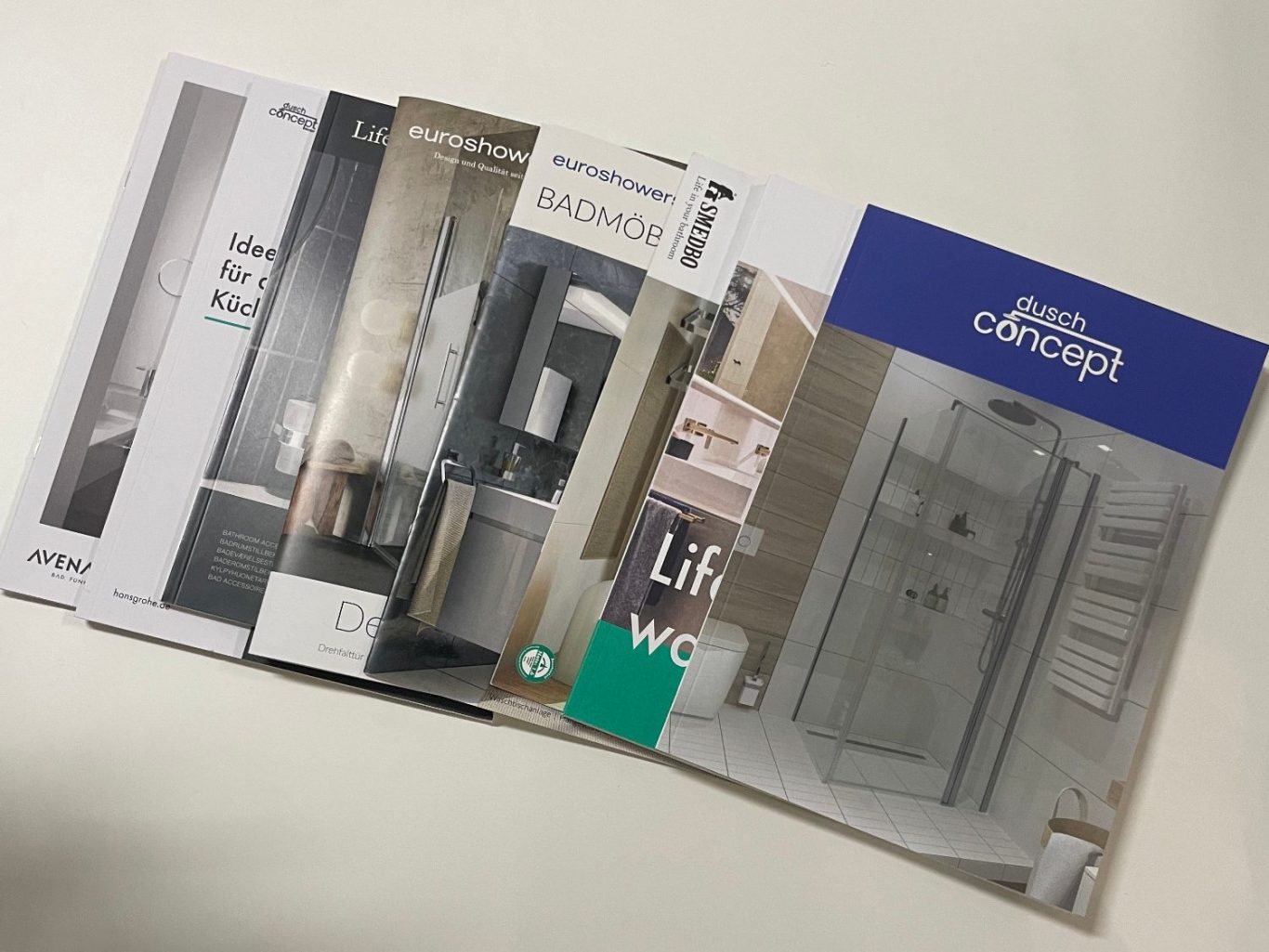 Kataloge mit Ideen und Inspirationen für maßgeschneiderte Badezimmerlösungen von Duschconcept GmbH